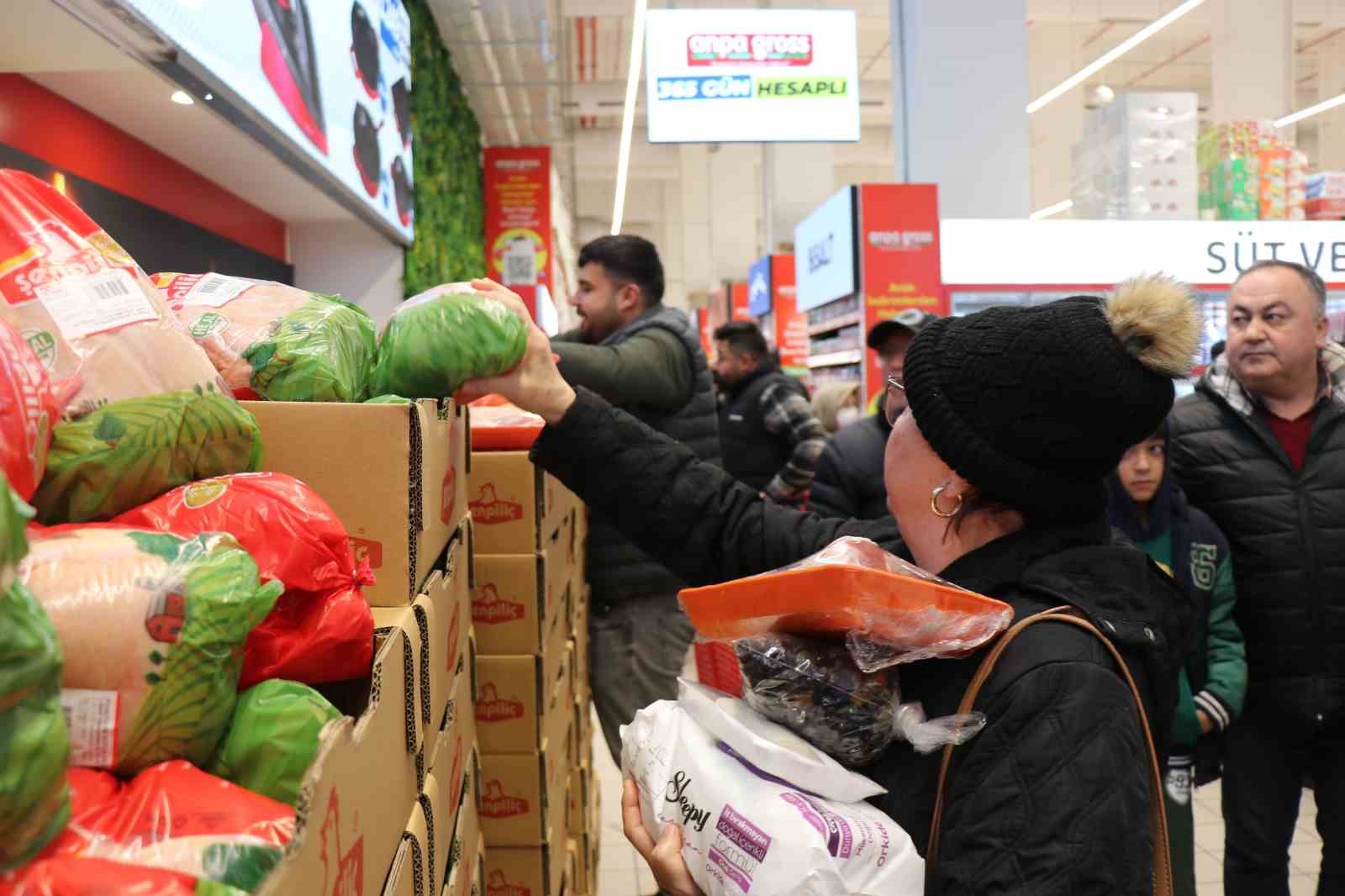 denizlide zincir marketin indirimli acilisi geceden sabaha kuyruk olusturdu 13 4ULWJngl