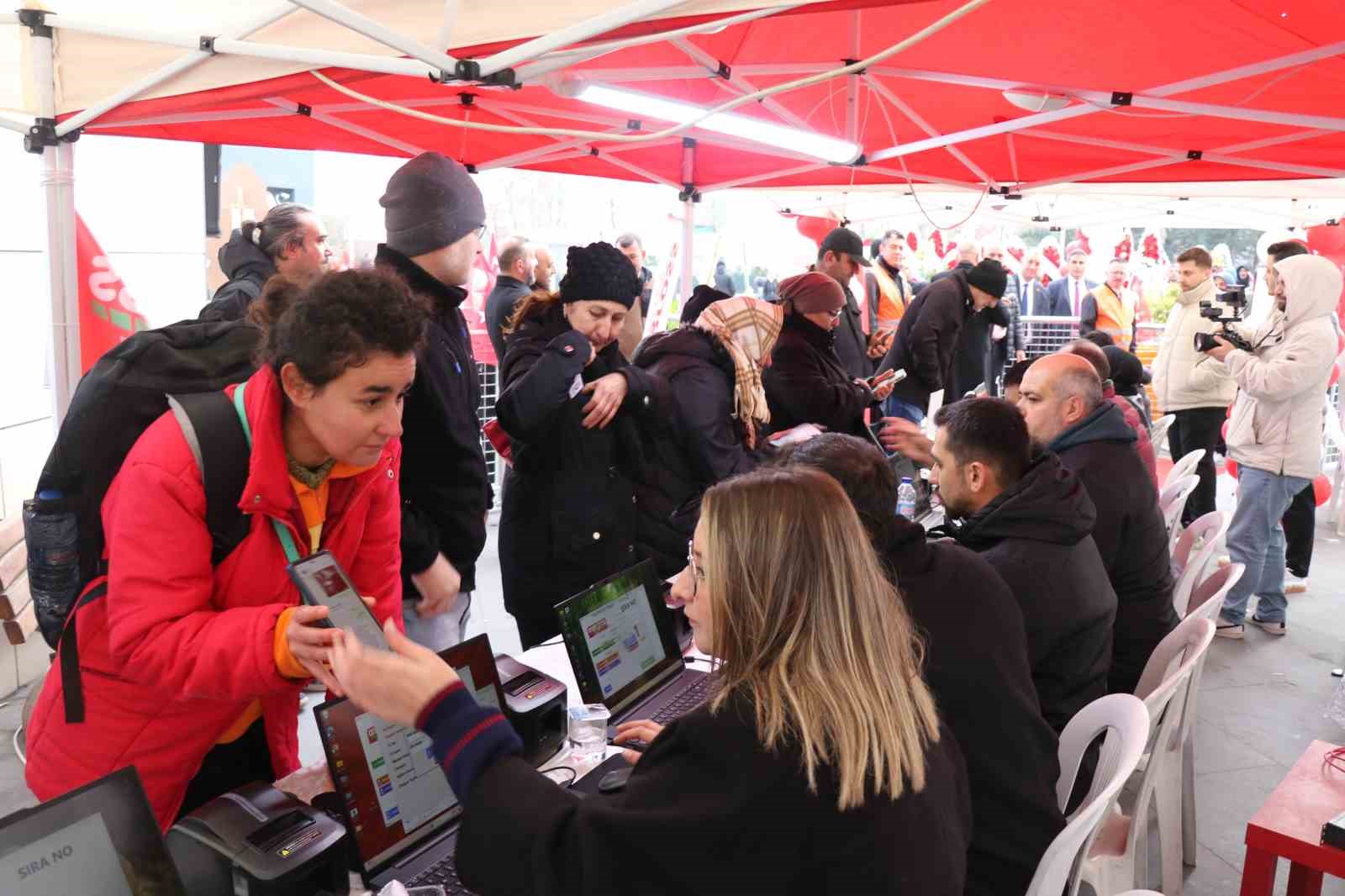 denizlide zincir marketin indirimli acilisi geceden sabaha kuyruk olusturdu 16 4CB5YHKU