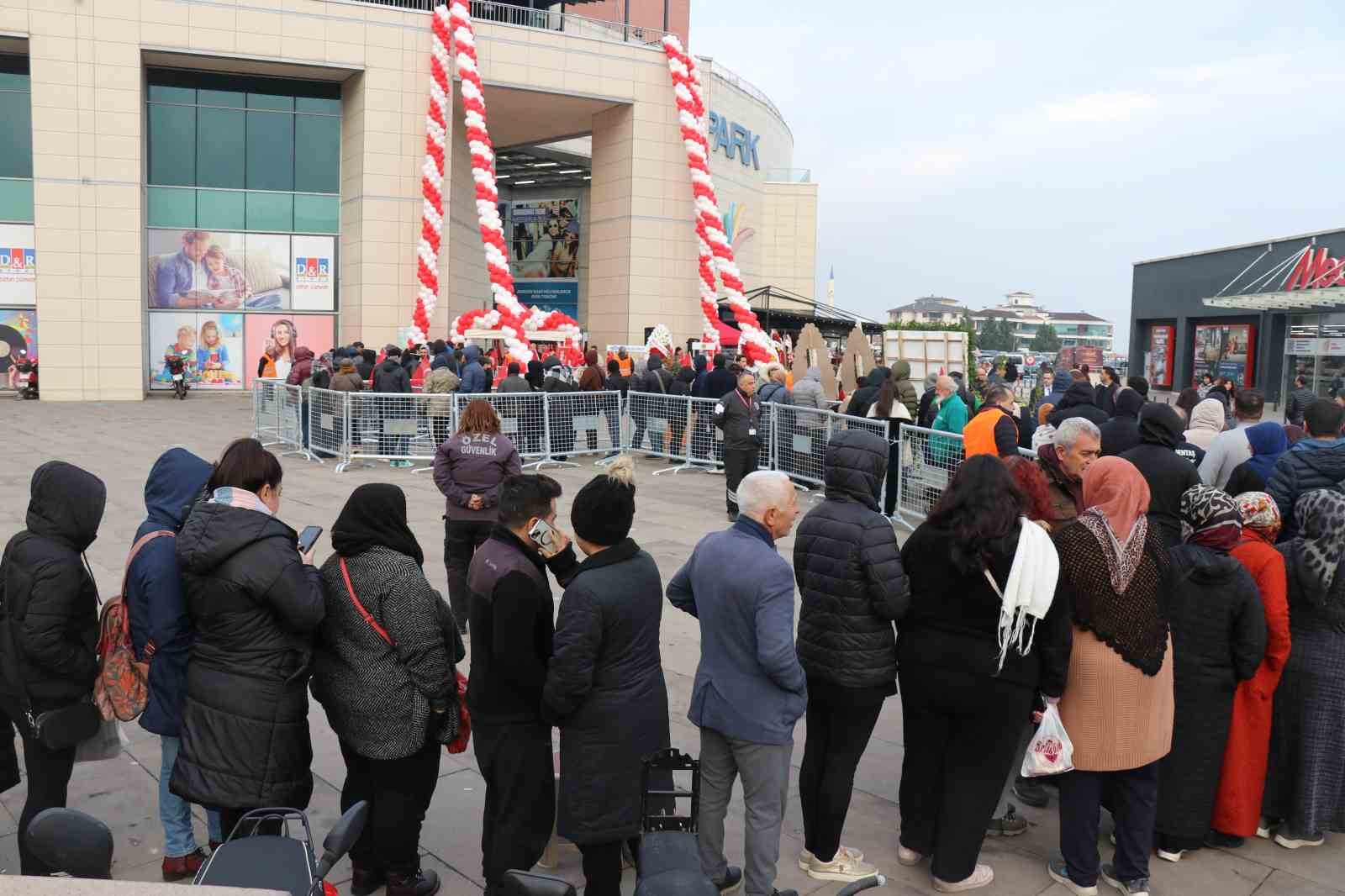 denizlide zincir marketin indirimli acilisi geceden sabaha kuyruk olusturdu 3 GrRVl6Ib