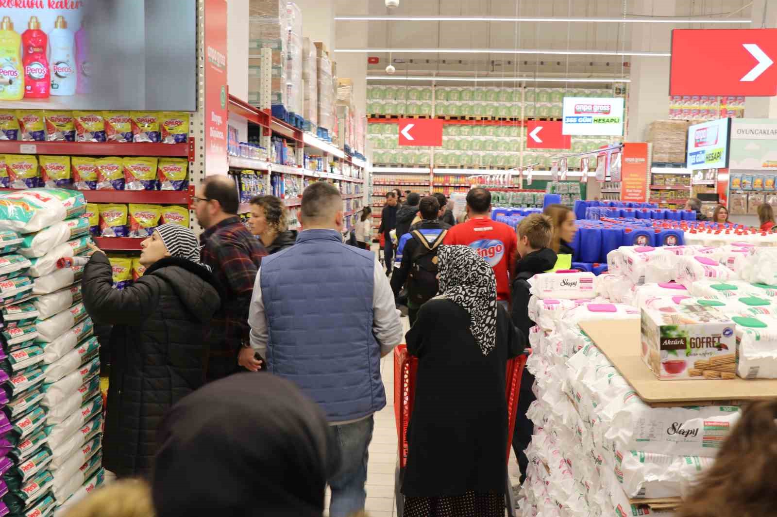 denizlide zincir marketin indirimli acilisi geceden sabaha kuyruk olusturdu 5 lnrKg1ty