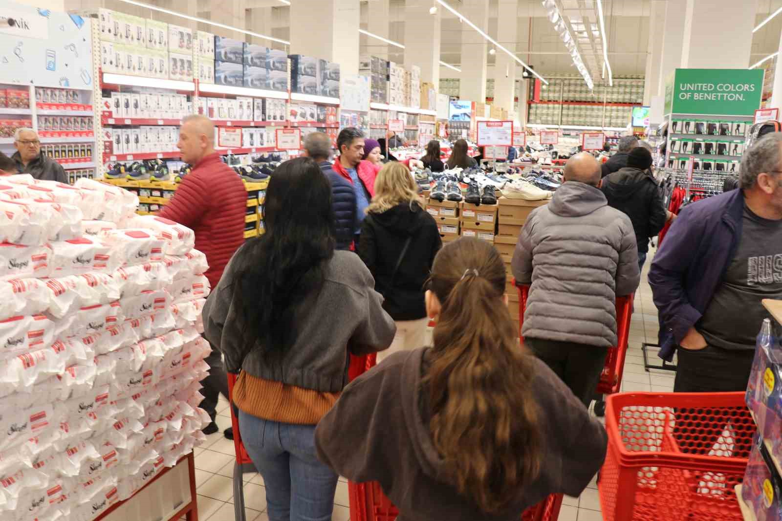 denizlide zincir marketin indirimli acilisi geceden sabaha kuyruk olusturdu 6 MbqdiH8e