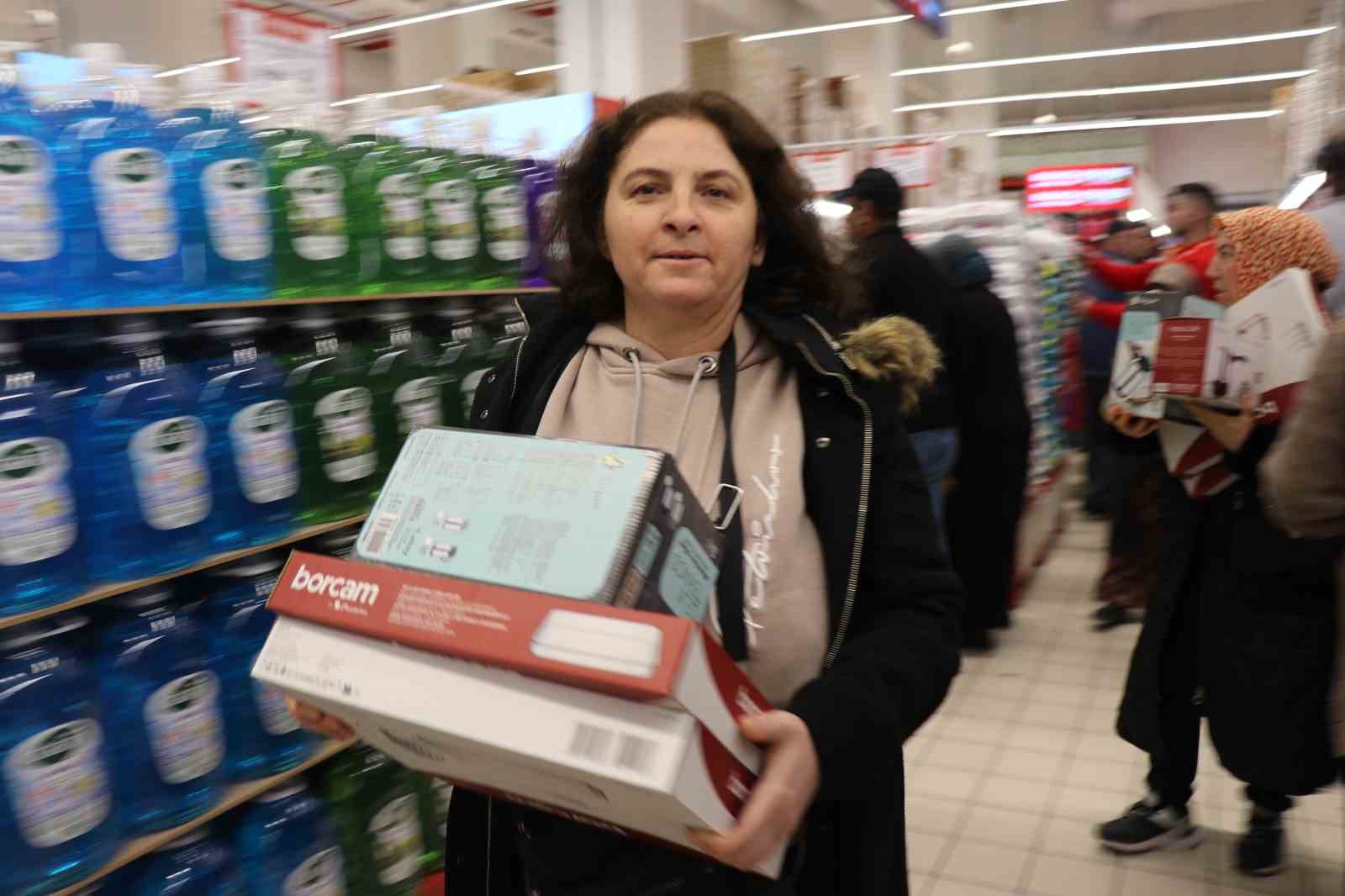 denizlide zincir marketin indirimli acilisi geceden sabaha kuyruk olusturdu 9