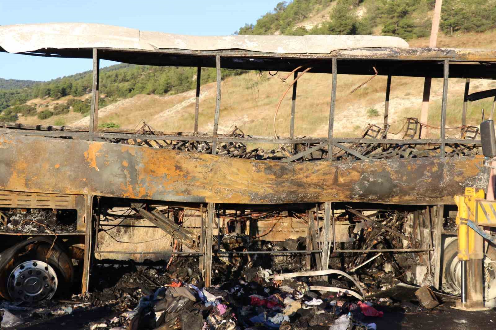 denizlideki 8 kisinin oldugu otobusten geriye sadece demir yigini kaldi 2