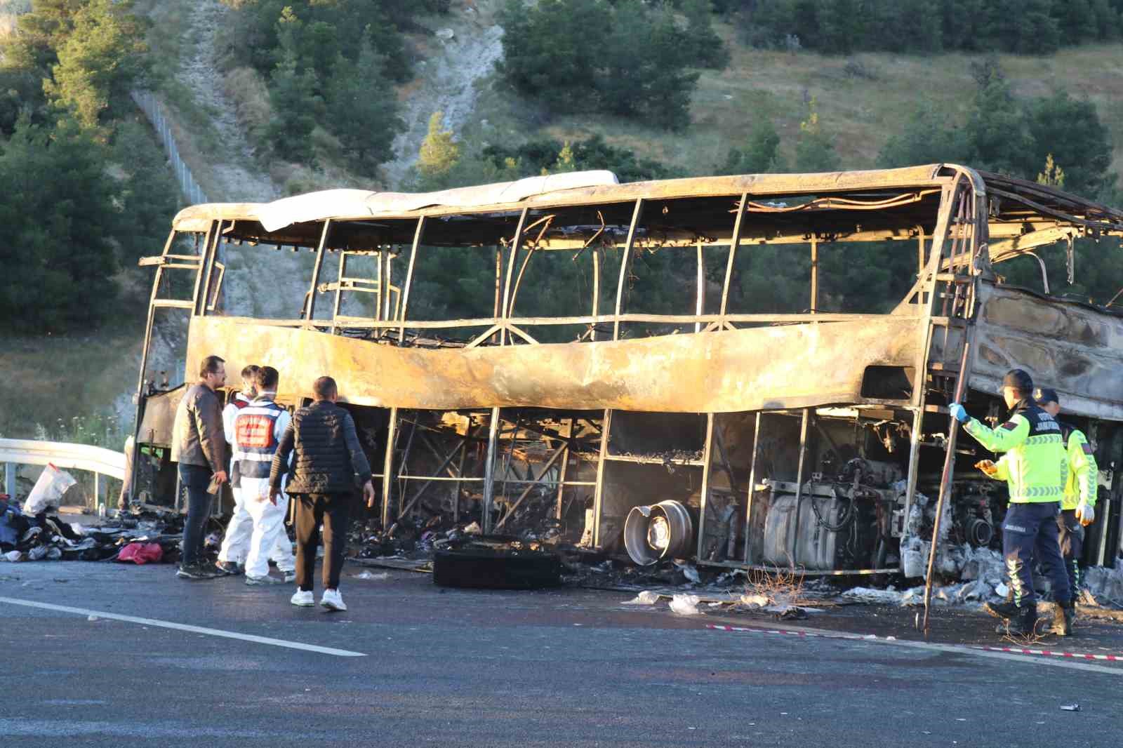 denizlideki 8 kisinin oldugu otobusten geriye sadece demir yigini kaldi 5 sVEvnzpv