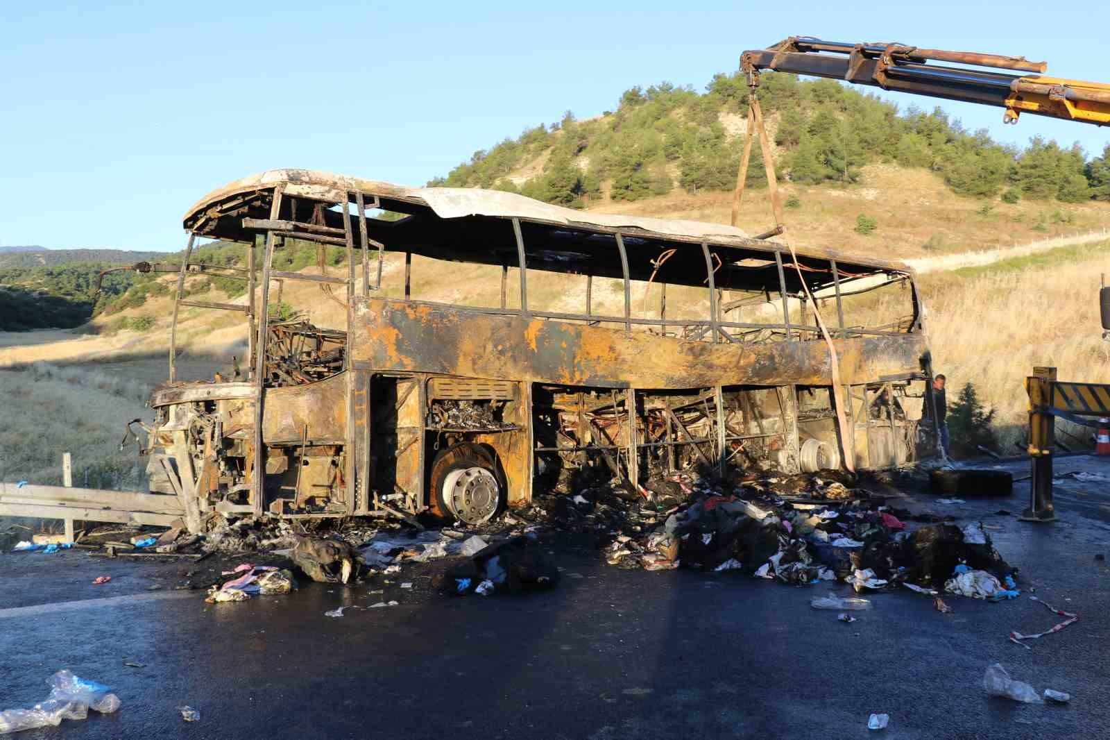 denizlideki 8 kisinin oldugu otobusten geriye sadece demir yigini kaldi 7