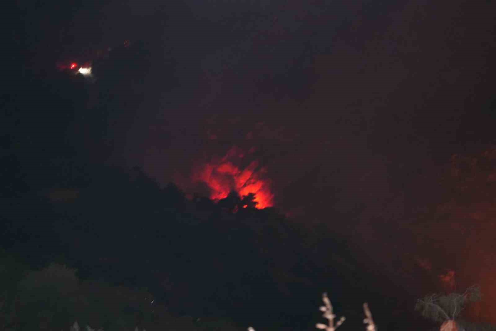 denizlideki orman yangini gece saatlerinde ruzgarin etkisiyle tekrardan etkili oldu 0 qB7Mly2L