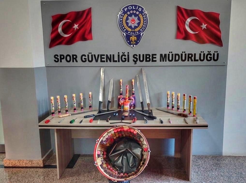 deplasman otobusunden adeta cephanelik cikti 0 SyjMgB2z
