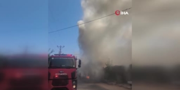 depo-olarak-kullanilan-isyeri-yandi-dumanlar-gokyuzunu-kapladi-Vr2jszmq.jpg