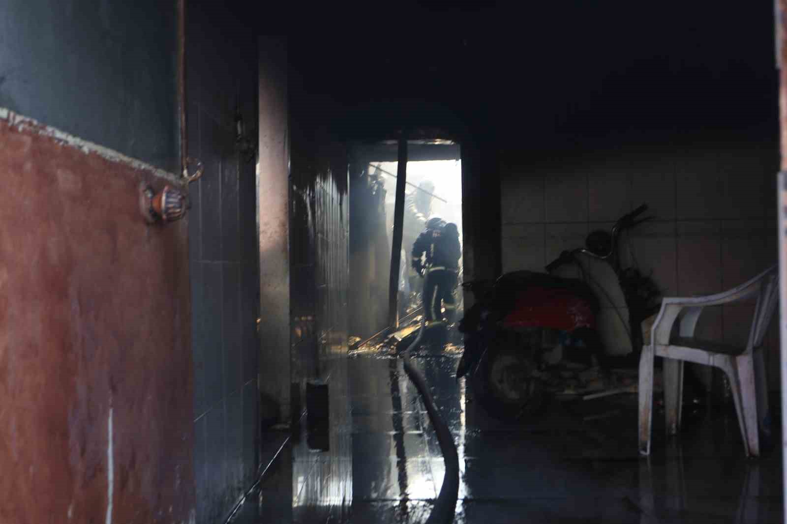 depoda cikan yangin yanindaki is yerlerine sicradi 11 BUF7LgQw