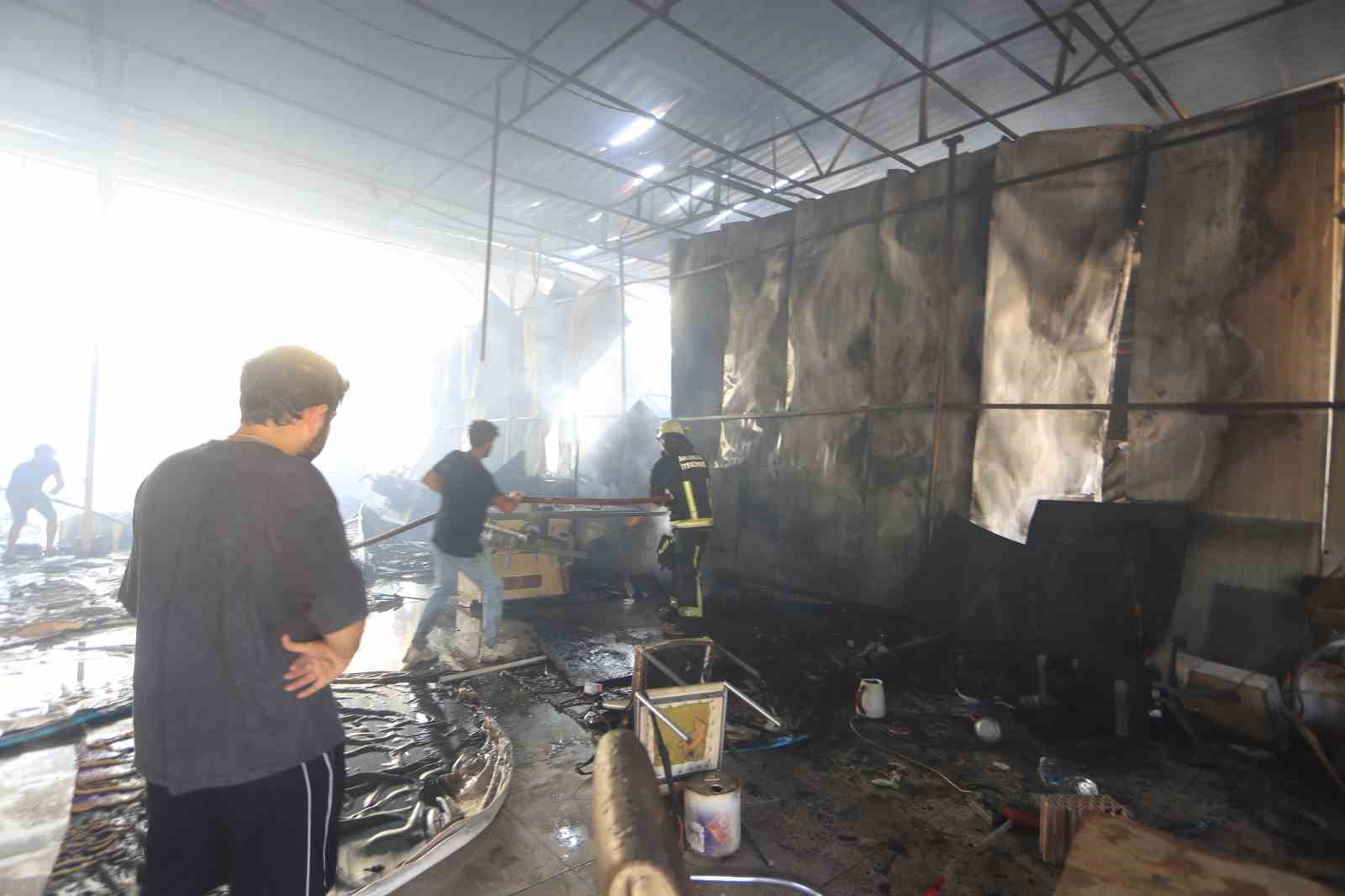 depoda cikan yangin yanindaki is yerlerine sicradi 13 NtTmmqDg