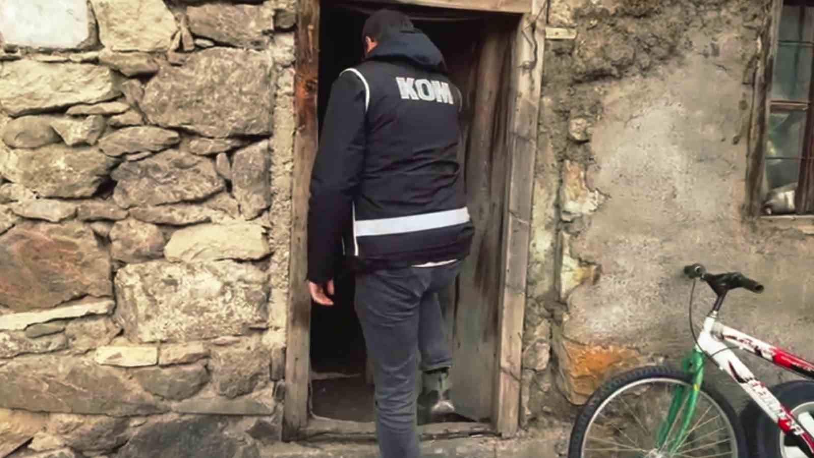 depoyu sigara imalathanesine donusturduler polis baskin yapinca yakayi ele verdiler 2 4h6Jm1qL