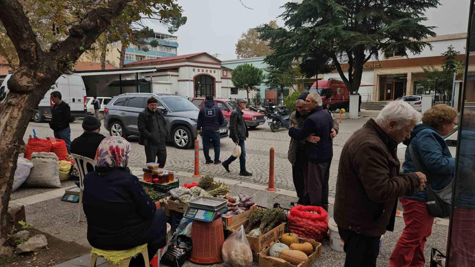 deprem bolgesi sindirgida hayat devam ediyor 3 v3ii78P6