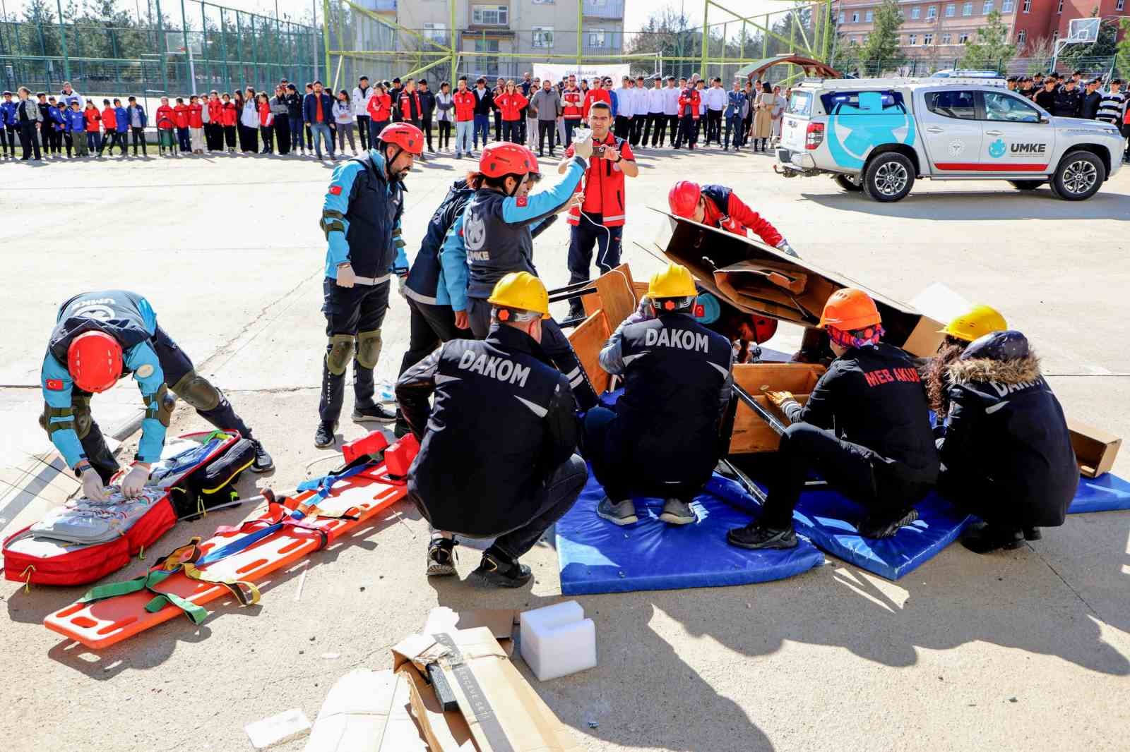 deprem haftasinda ogrencilere afet tatbikati 0 fypbBUNw