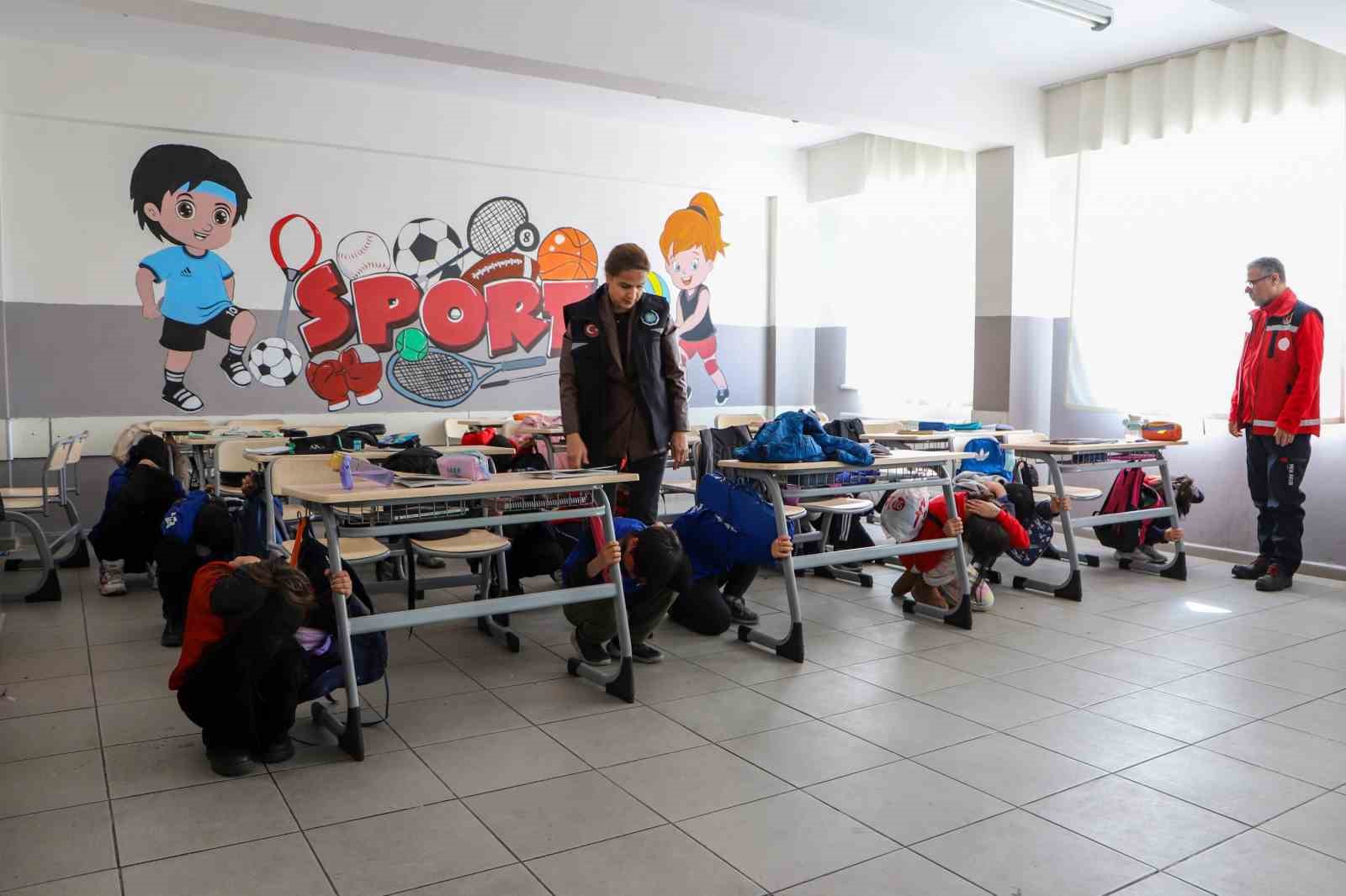 deprem haftasinda ogrencilere afet tatbikati 2 HLq69OtK