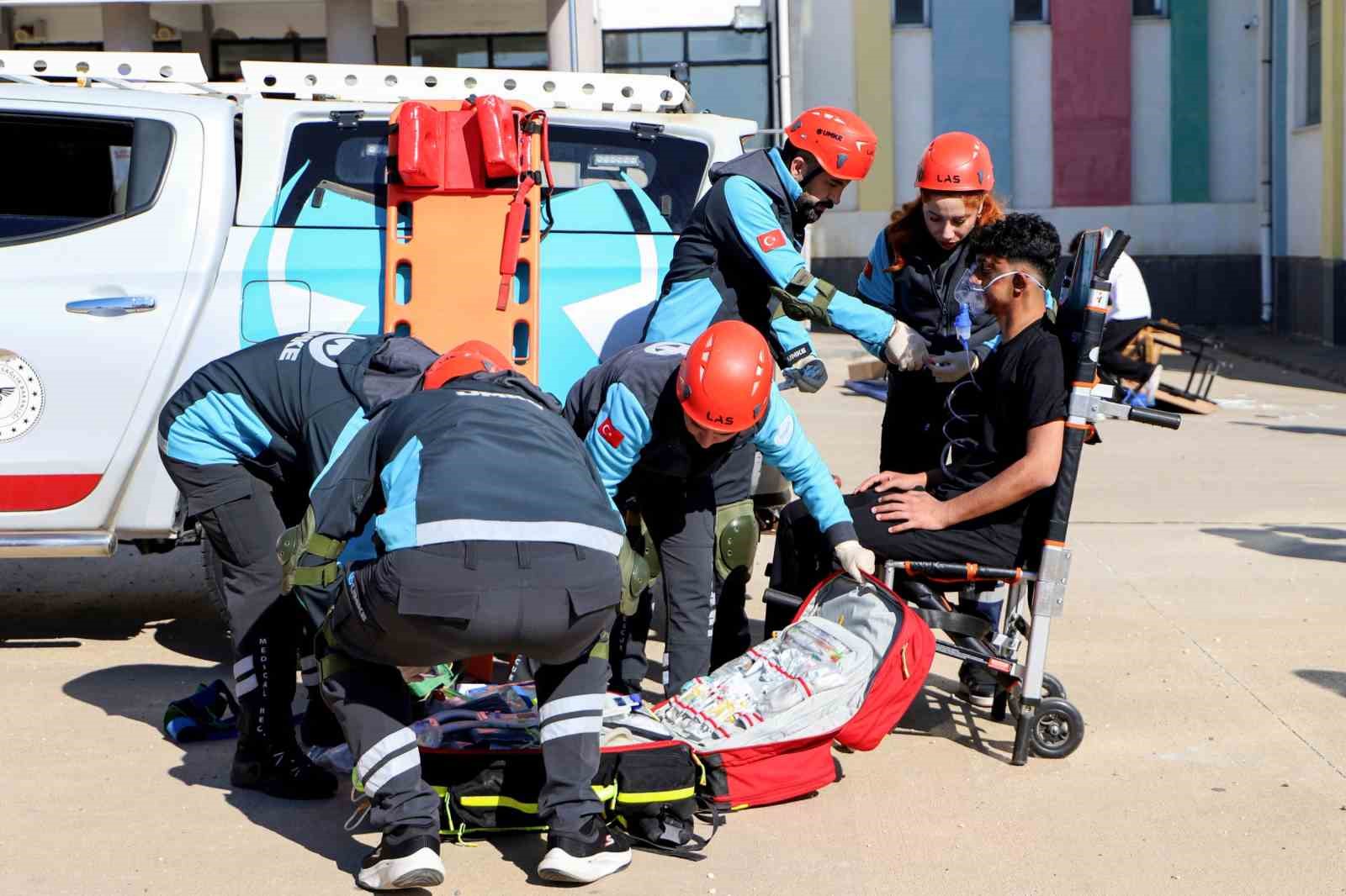 deprem haftasinda ogrencilere afet tatbikati 3 SbdNn3OP
