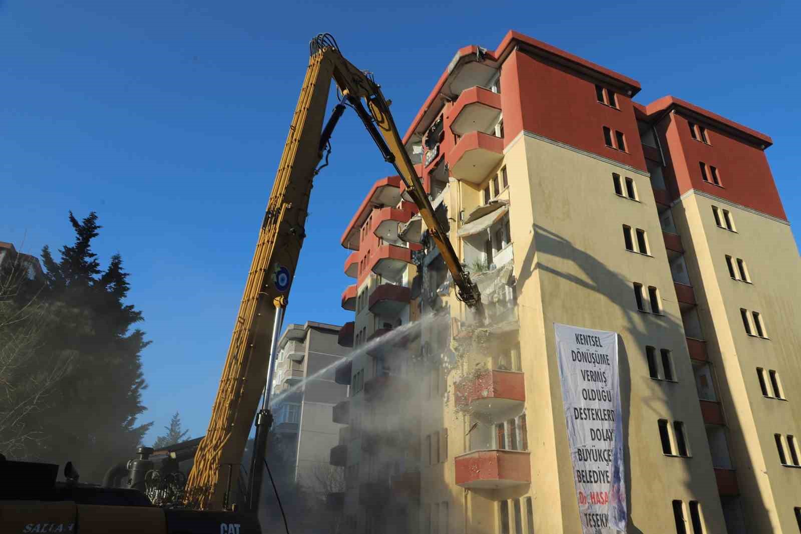deprem hazirliklarinin surdugu buyukcekmecede riskli bir site daha yikildi 0 fZmq6DpM