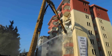 deprem-hazirliklarinin-surdugu-buyukcekmecede-riskli-bir-site-daha-yikildi-lq7yyk9d.jpg