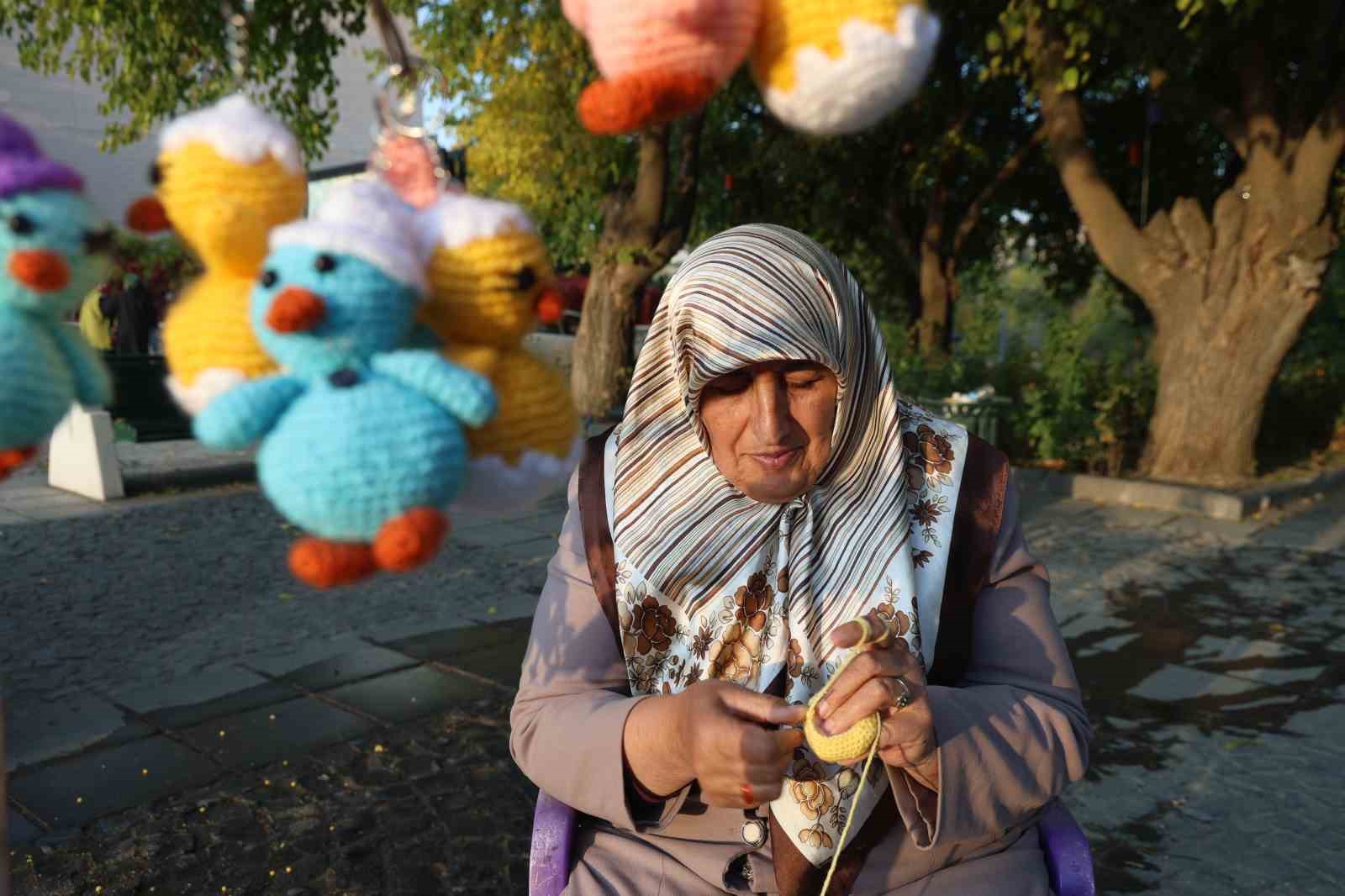 deprem korkusu ve kanser hastaligini amigurumi yaparak unutmaya calisiyor 2 j5IkW6iY