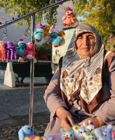 deprem-korkusu-ve-kanser-hastaligini-amigurumi-yaparak-unutmaya-calisiyor-cgXYER1V.jpg