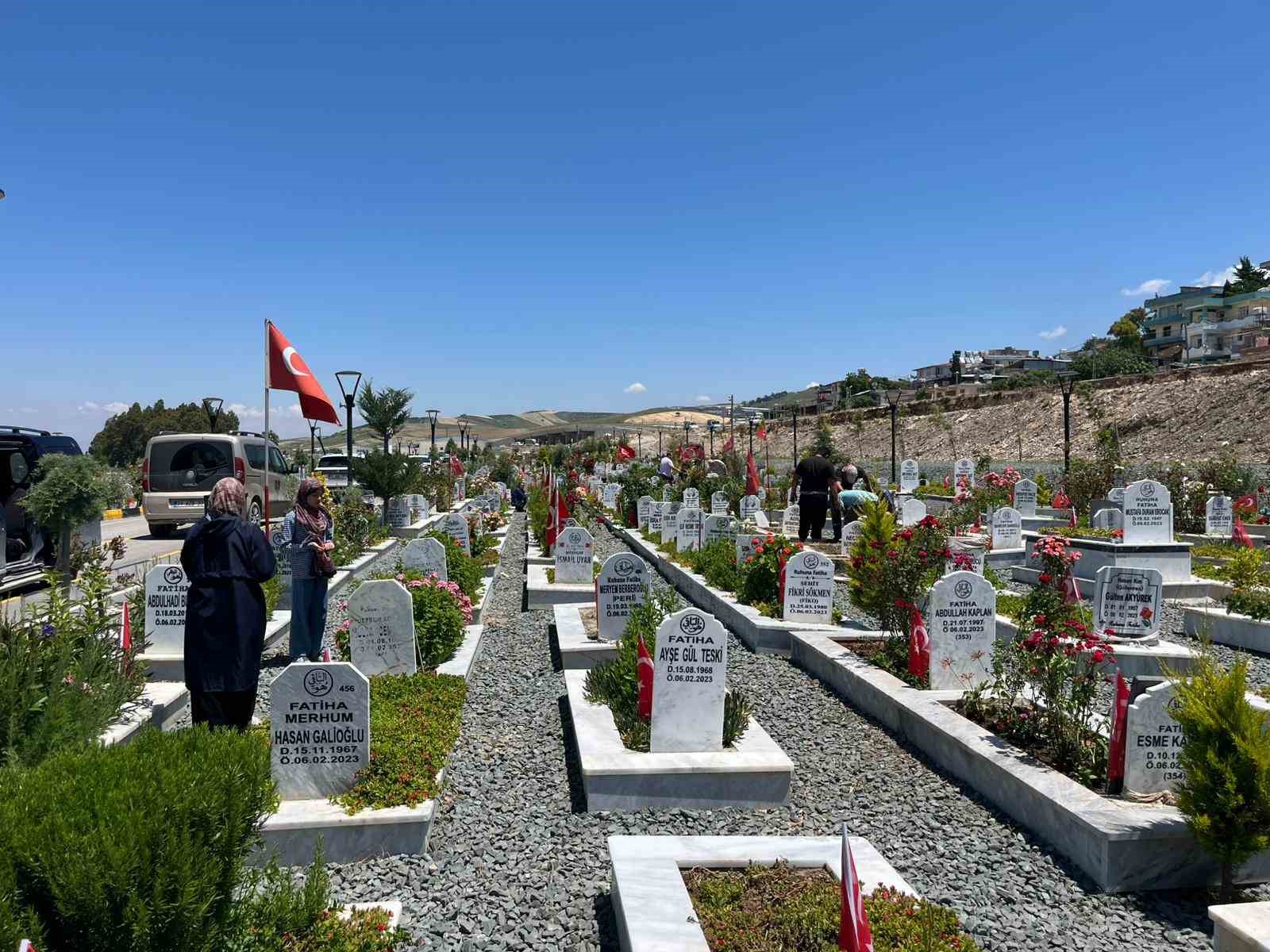 deprem mezarliginda buruk arefe 3 JLNfFGzz