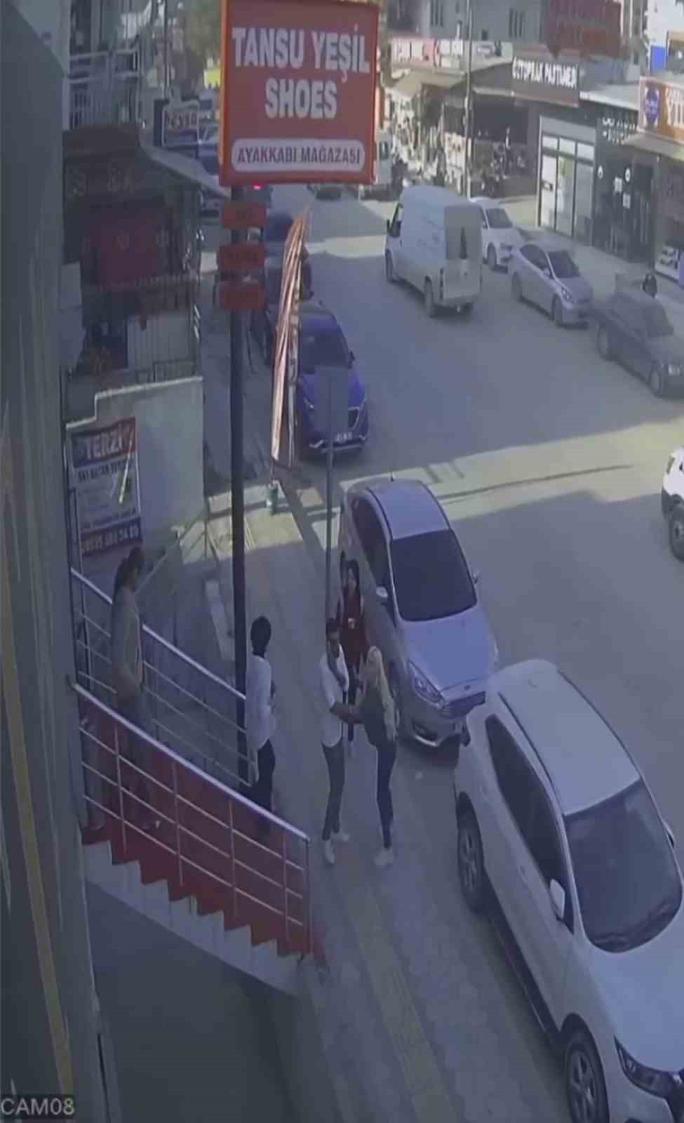deprem panigiyle kacan vatandaslarin o anlari kamerada 0 13jyViNm