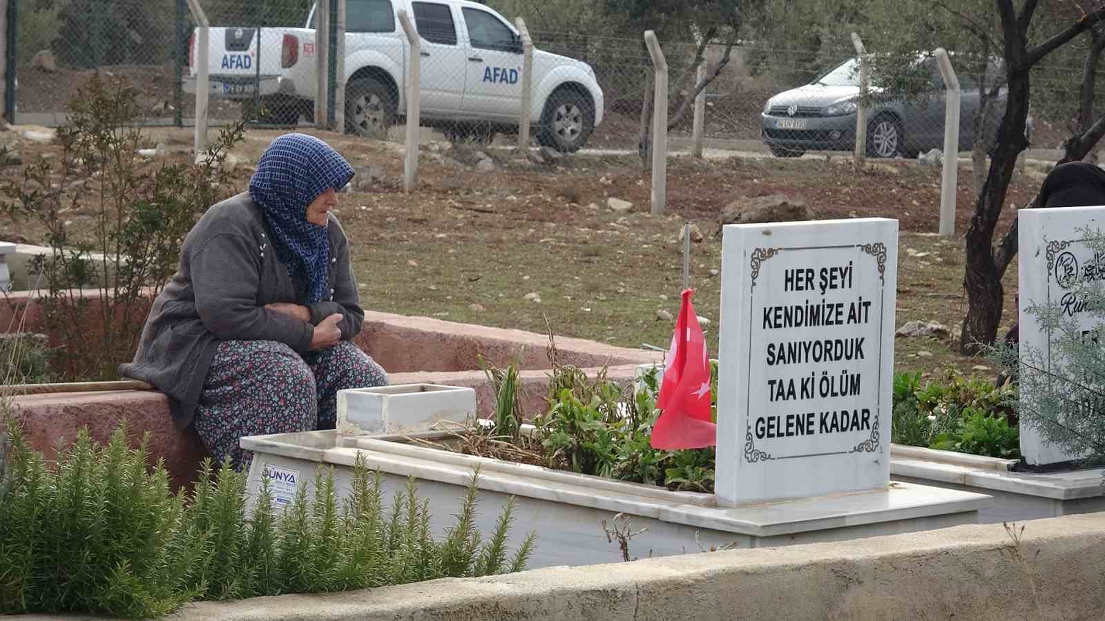 deprem sehitleri 6 subatin 3uncu yilinda kabirleri basinda anildi 0 RvNR9cnq