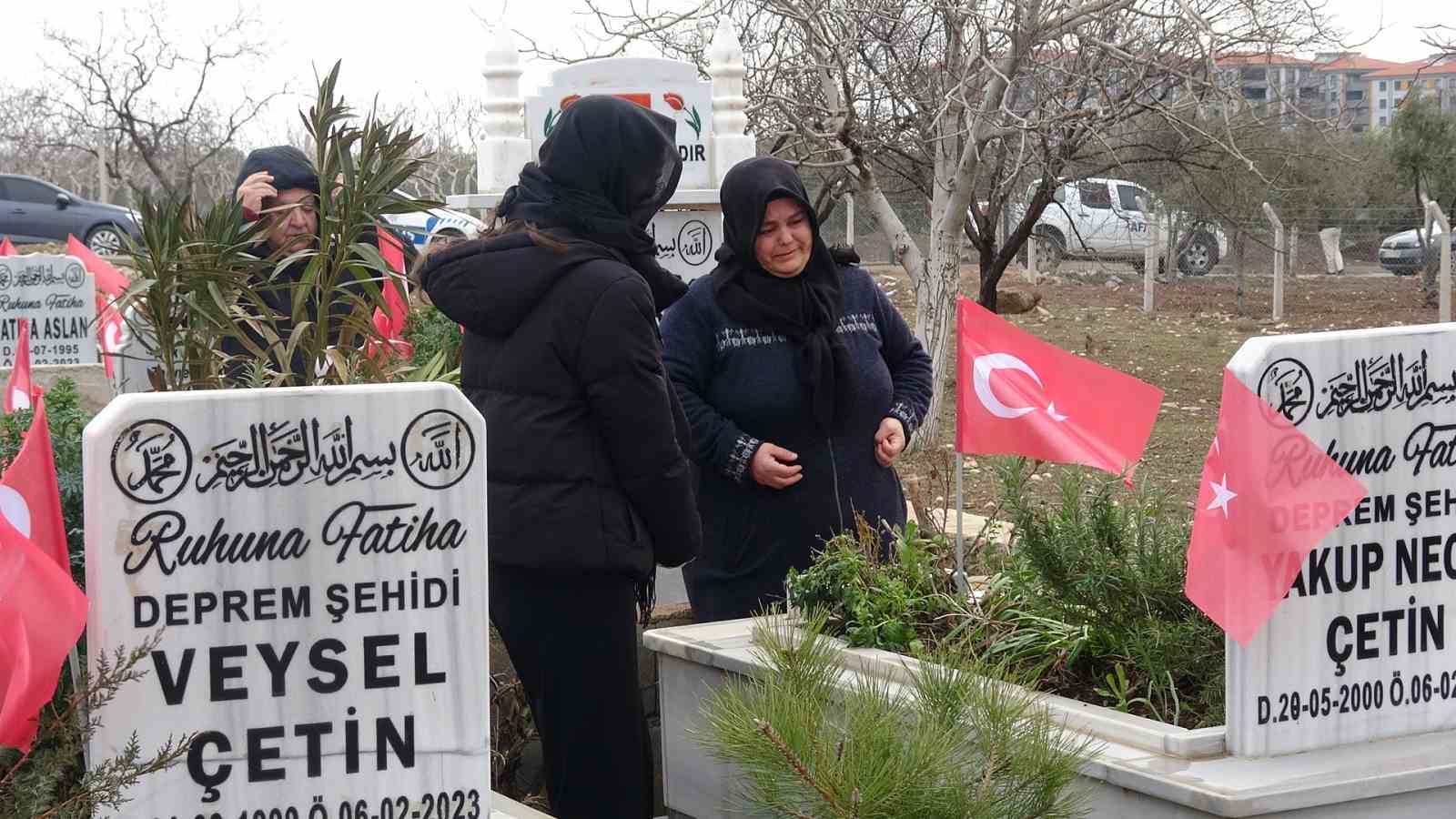 deprem sehitleri 6 subatin 3uncu yilinda kabirleri basinda anildi 3 MIWAmOYz