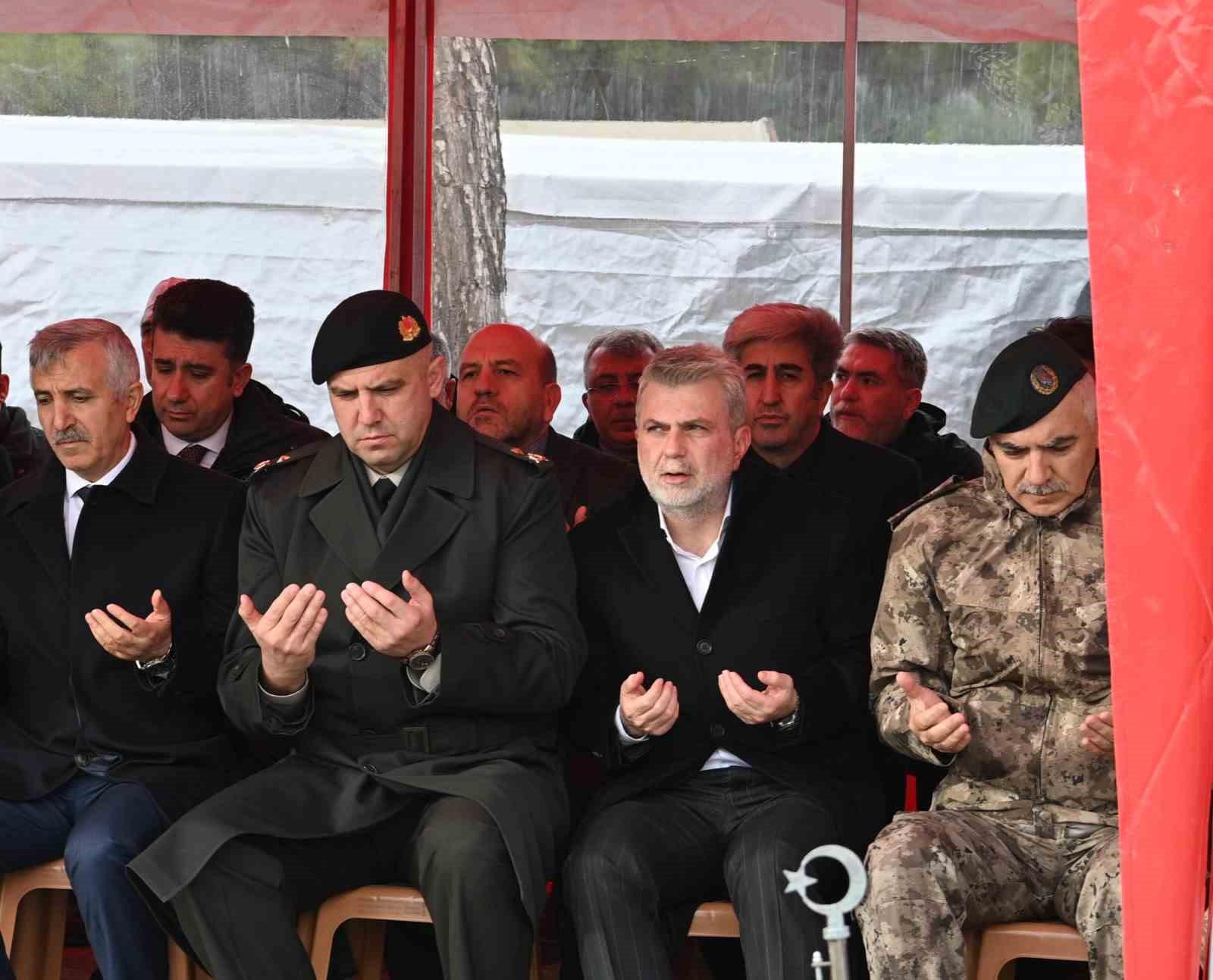 deprem sehitleri kabri basinda dualarla yad edildi 1 eIgN2H8g