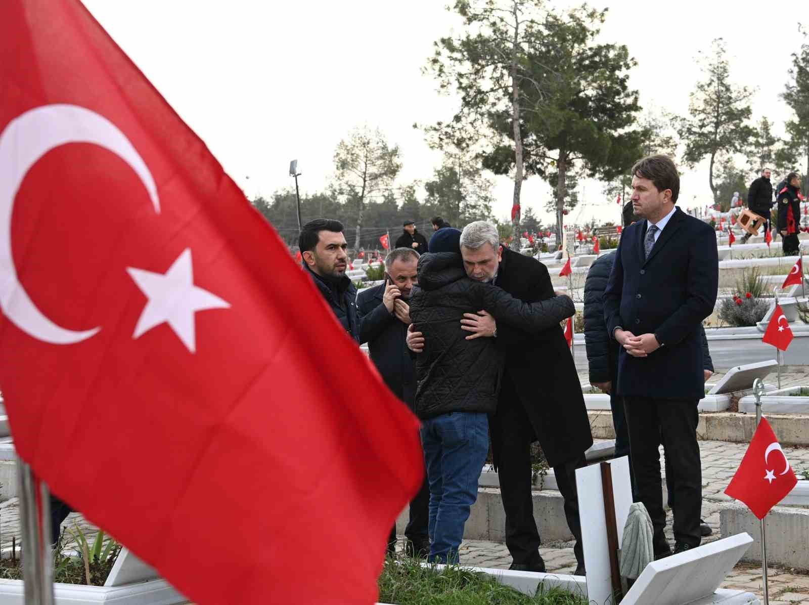 deprem sehitleri kabri basinda dualarla yad edildi 2 OPbQ3T3K