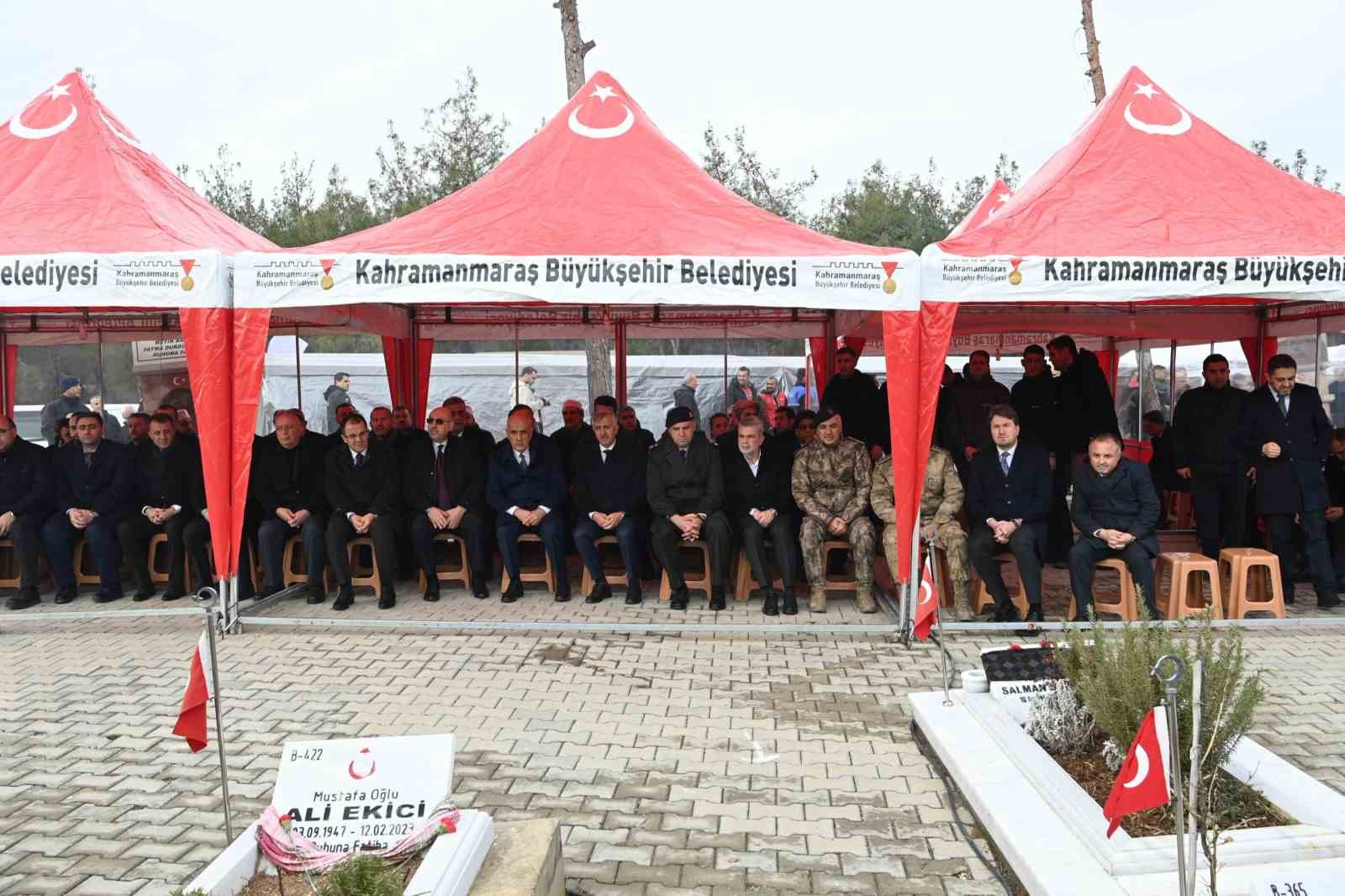 deprem sehitleri kabri basinda dualarla yad edildi 3