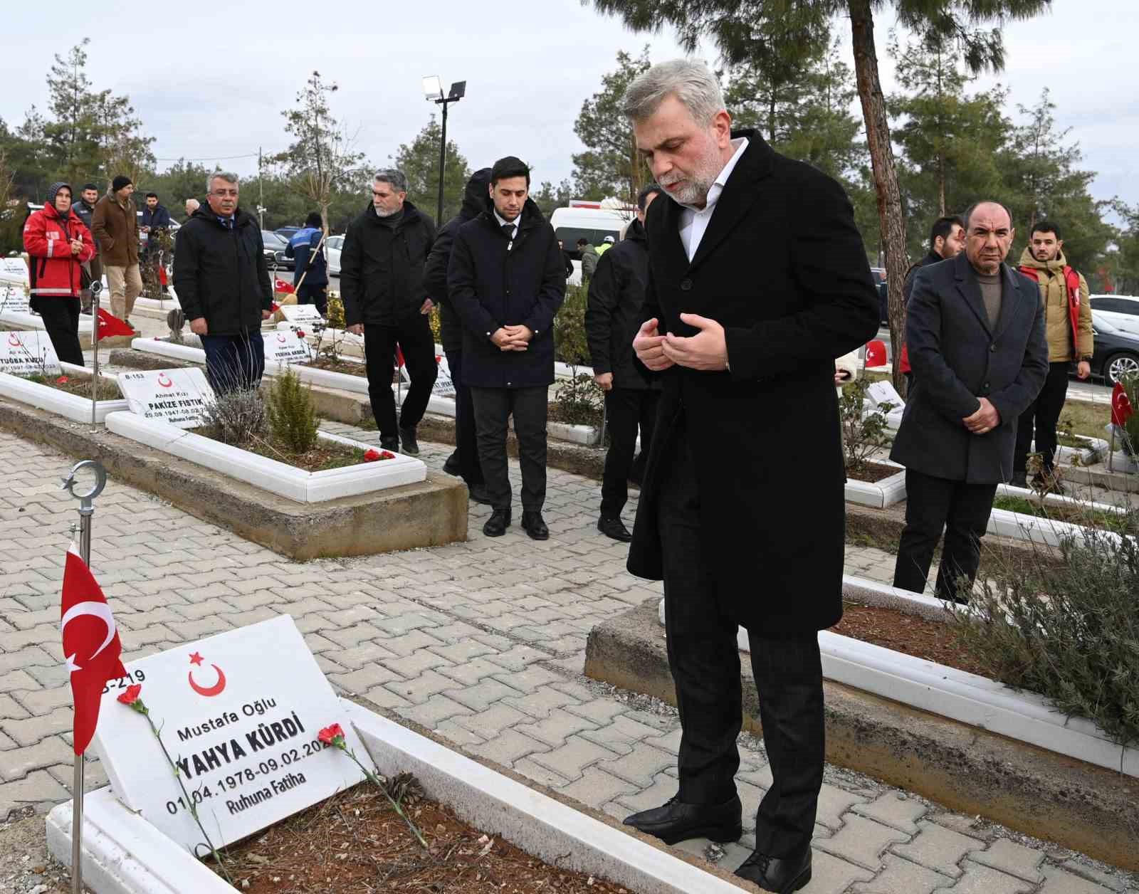 deprem sehitleri kabri basinda dualarla yad edildi 4 kuHMQraE
