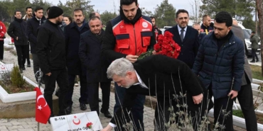 deprem-sehitleri-kabri-basinda-dualarla-yad-edildi-SXXRkBbQ.jpg