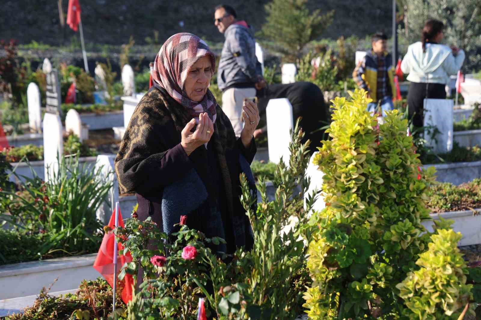 deprem sehitliginde huzunlu bayram 1 pis1lIIR