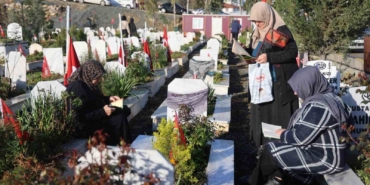 deprem-sehitliginde-huzunlu-bayram-16EVwWX3.jpg