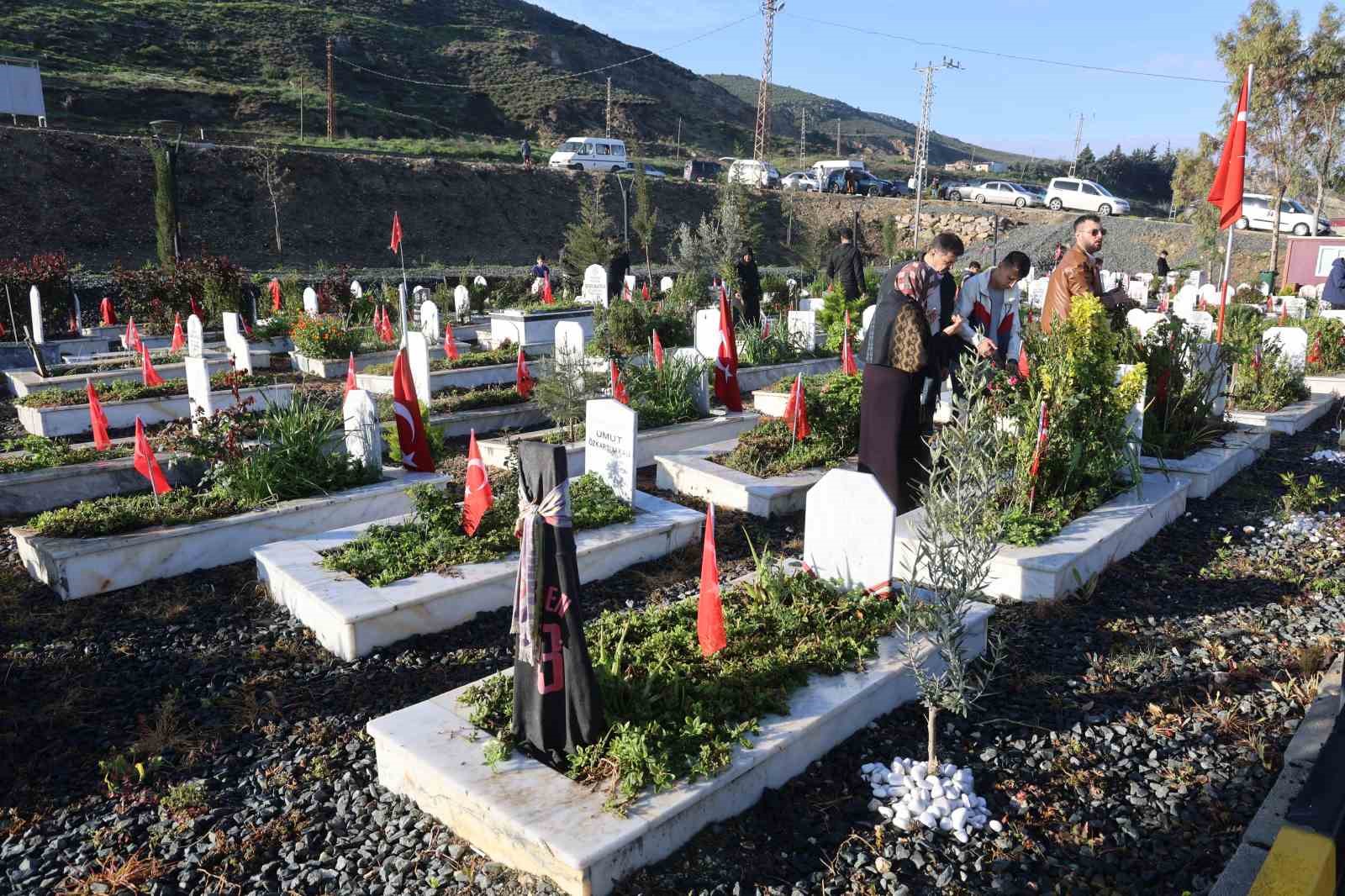deprem sehitliginde huzunlu bayram 6 5XNgPVQc