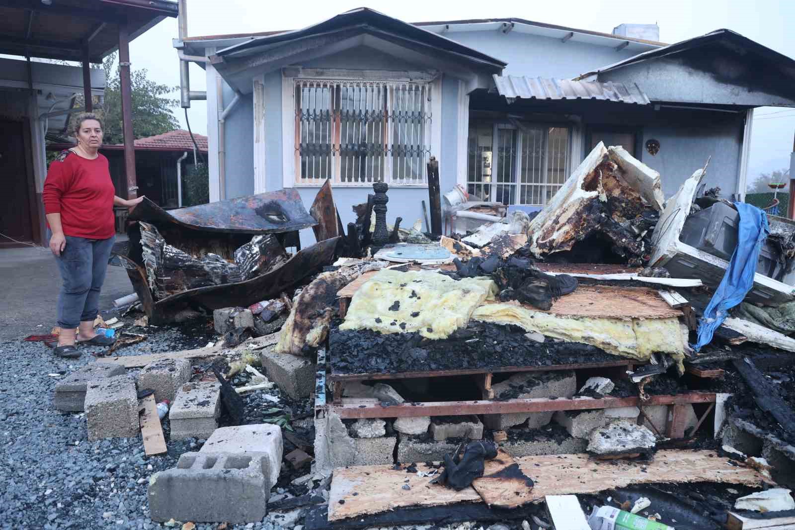 deprem sonrasi insa ettikleri evlerinde alevler icinde kalan aile korku dolu anlar yasadi 0 vzceNv6d