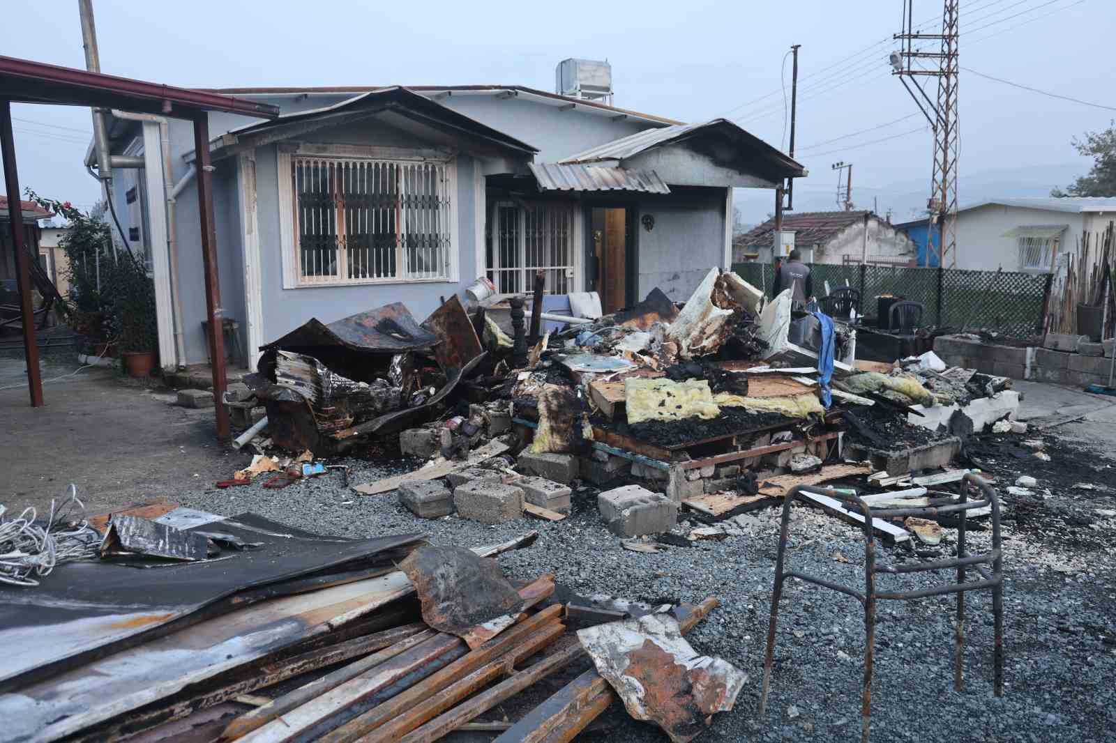 deprem sonrasi insa ettikleri evlerinde alevler icinde kalan aile korku dolu anlar yasadi 1 tzk5hSNH