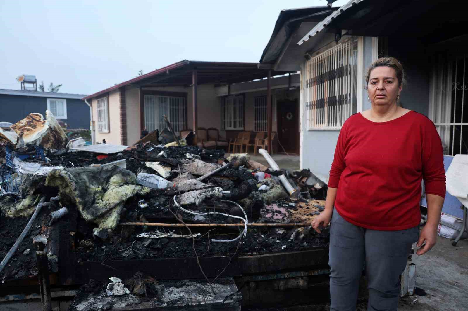 deprem sonrasi insa ettikleri evlerinde alevler icinde kalan aile korku dolu anlar yasadi 4 PS8nFjSr
