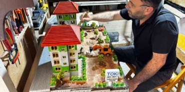 deprem-sonrasi-yeniden-insa-edilen-kahramanmarasin-maketini-yapti-bakan-kuruma-hediye-etmek-istiyor-A8SDO3CJ.jpg