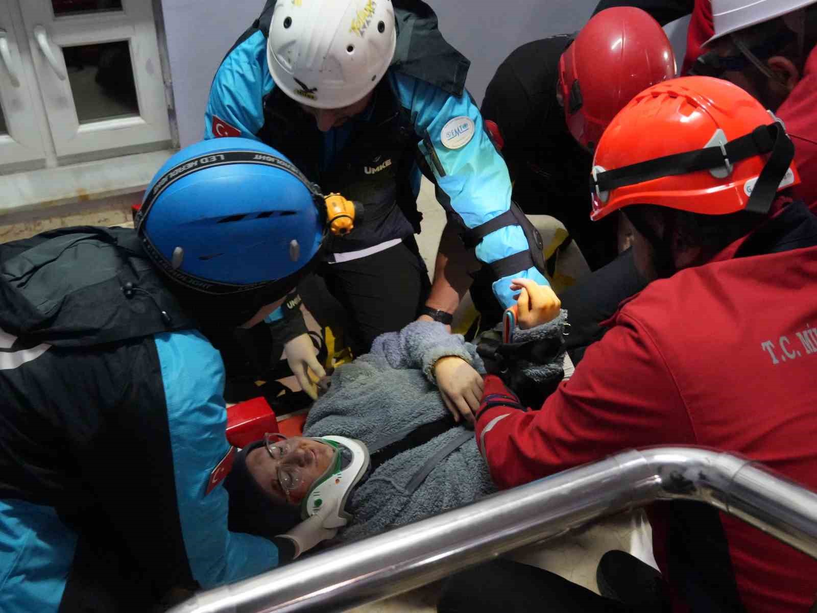 Deprem tatbikatı gerçeği aratmadı 4 deprem tatbikati gercegi aratmadi 0