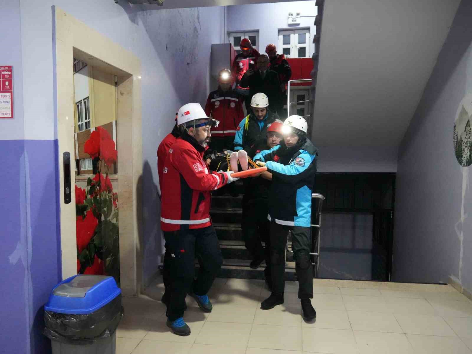 Deprem tatbikatı gerçeği aratmadı 6 deprem tatbikati gercegi aratmadi 2 11lDb5QR