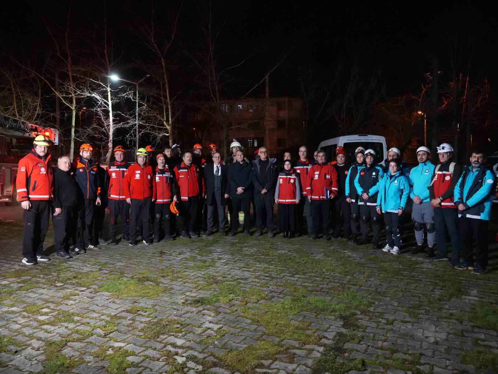 Deprem tatbikatı gerçeği aratmadı 8 deprem tatbikati gercegi aratmadi 4
