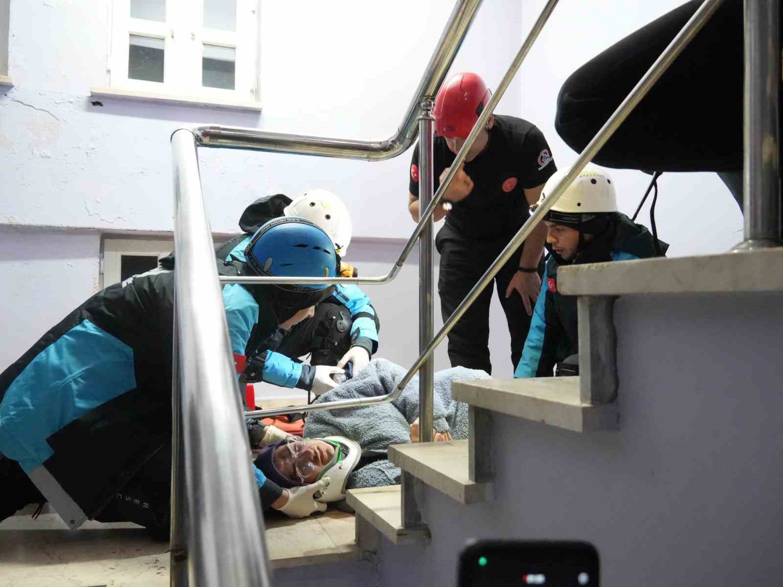 Deprem tatbikatı gerçeği aratmadı 10 deprem tatbikati gercegi aratmadi 6