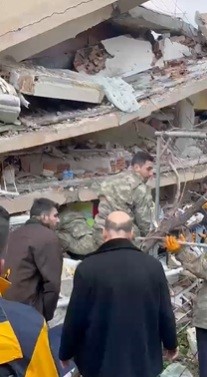 depremde 2 kizi can veren acili anne evlatlarini kurtarabilmek icin son ana kadar mucadele tr8B8Asz