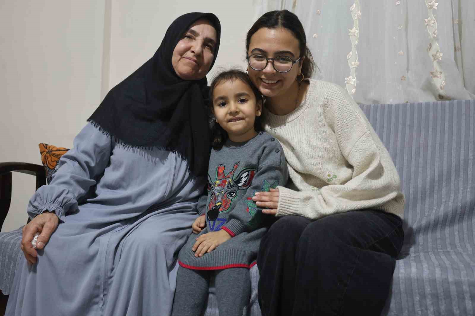 Depremde 3 evladını kaybeden acılı anne, çocuklarının kendine emaneti olan torunlarıyla hayata tutundu 4 depremde 3 evladini kaybeden acili anne cocuklarinin kendine emaneti olan torunlariyla hayata tutundu 0 B1ebCZ5F