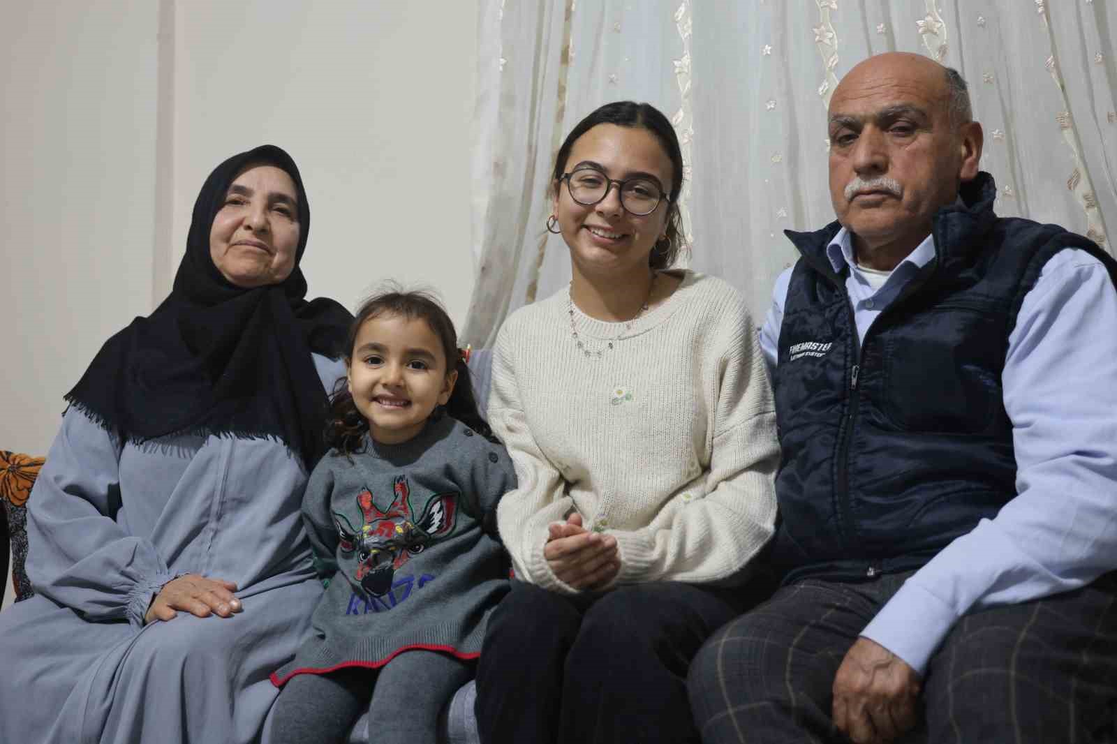 Depremde 3 evladını kaybeden acılı anne, çocuklarının kendine emaneti olan torunlarıyla hayata tutundu 5 depremde 3 evladini kaybeden acili anne cocuklarinin kendine emaneti olan torunlariyla hayata tutundu 1 XlwbLZRn