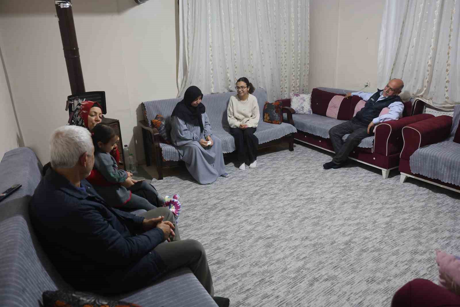 Depremde 3 evladını kaybeden acılı anne, çocuklarının kendine emaneti olan torunlarıyla hayata tutundu 6 depremde 3 evladini kaybeden acili anne cocuklarinin kendine emaneti olan torunlariyla hayata tutundu 2 6zregP3D