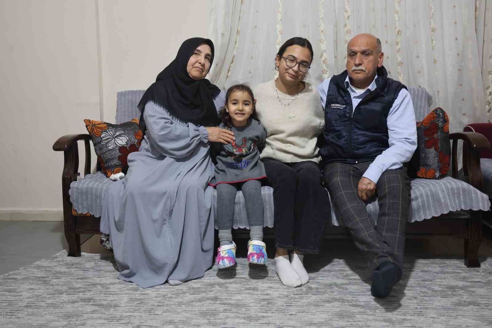 Depremde 3 evladını kaybeden acılı anne, çocuklarının kendine emaneti olan torunlarıyla hayata tutundu 8 depremde 3 evladini kaybeden acili anne cocuklarinin kendine emaneti olan torunlariyla hayata tutundu 4 p8wrRkvk