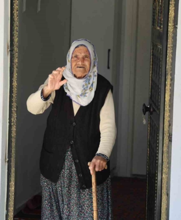 depremde-41-ev-agir-hasar-almisti-yikilip-yapildi-90-yasindaki-fatma-nine-yeni-evine-6vniylfF.jpg