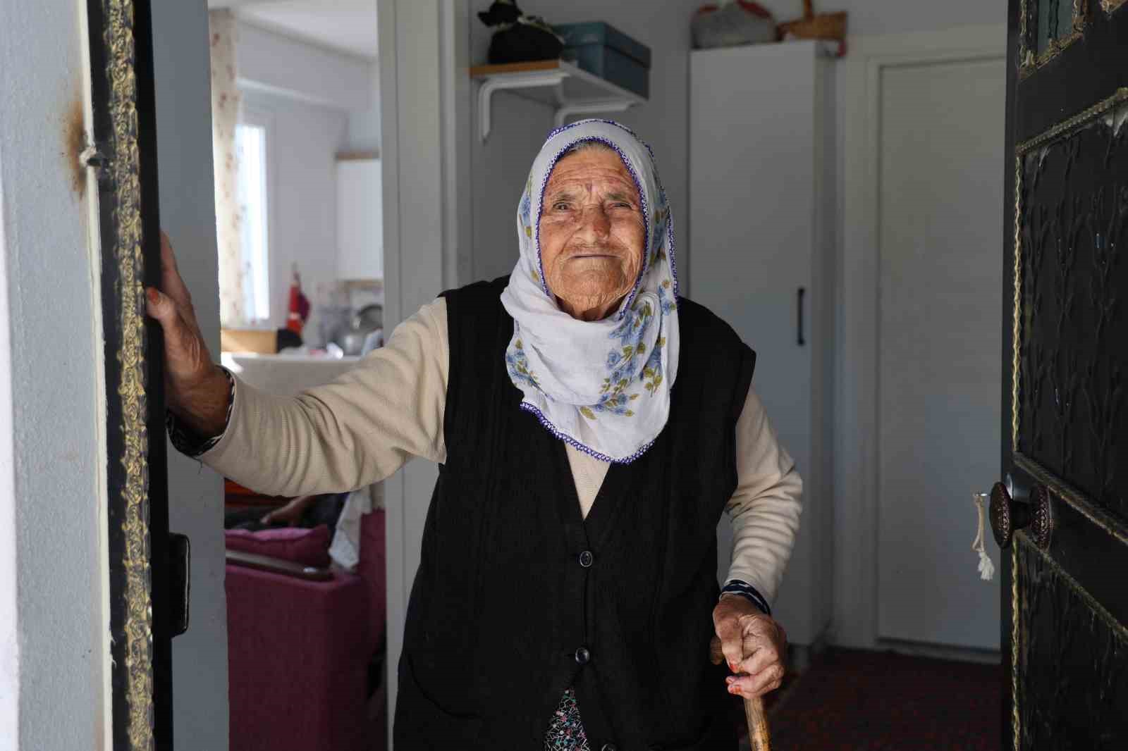 depremde 41 ev agir hasar almisti yikilip yapildi 90 yasindaki fatma nine yeni evine G5Ymncpe